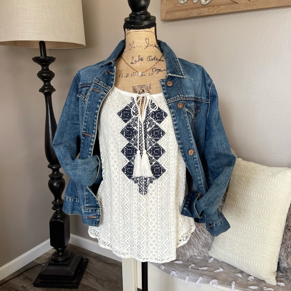 Adorable cream and navy lace tank!